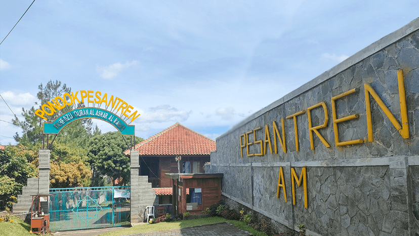 gerbang pondok pesantren tahfidzul Qur'an Al 'Ashr Al Madani
