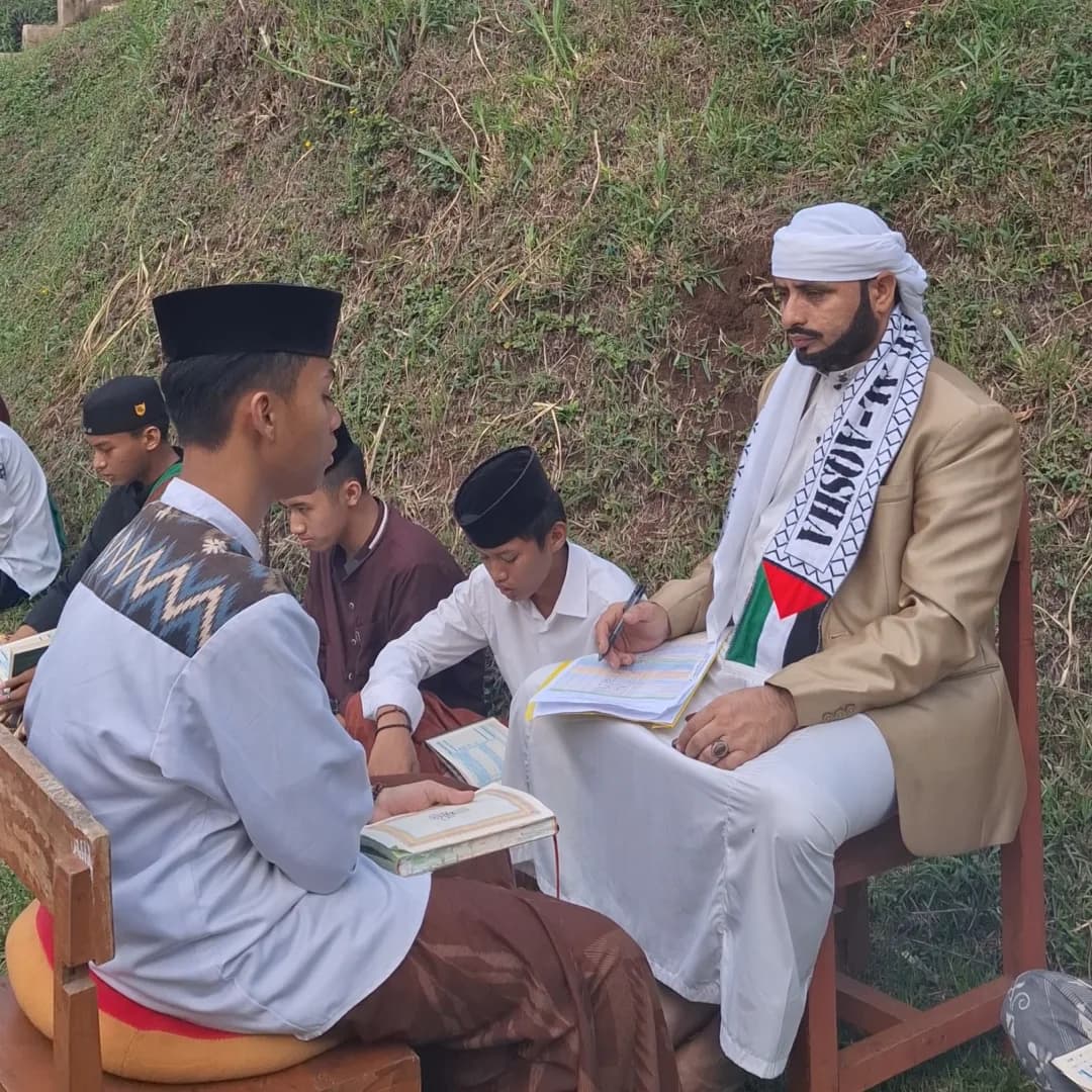 Kegiatan halaqoh santri bersama Syekh Adnan