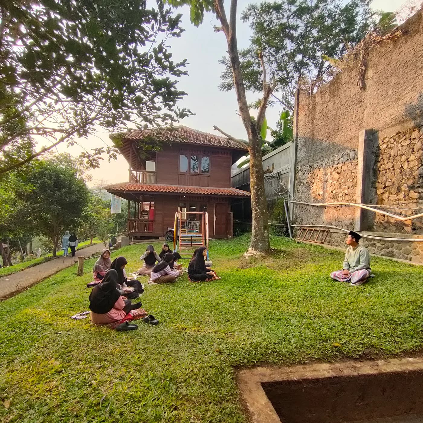 Santri duduk melingkar mengikuti halaqoh Al-Qur'an