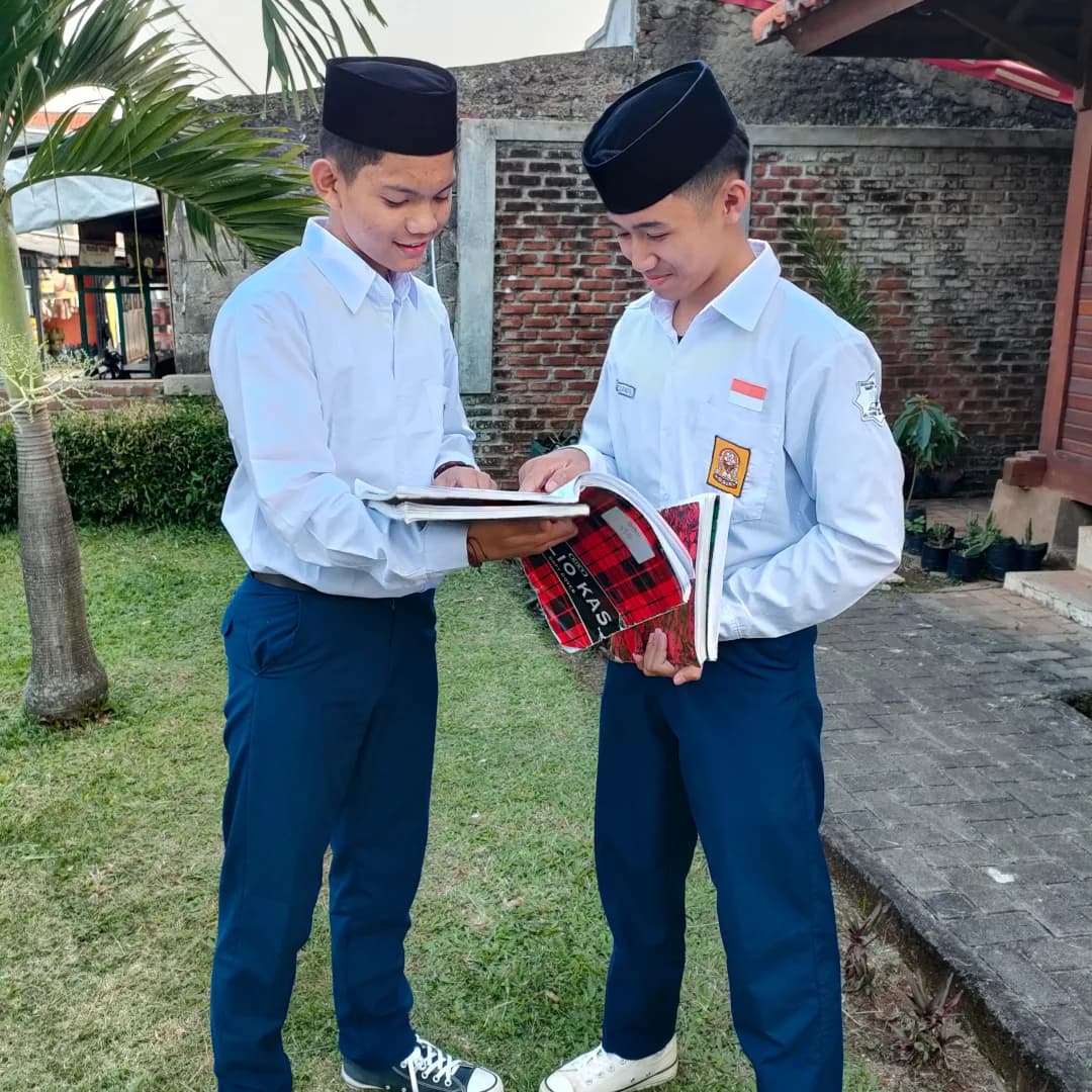 Santri ikhwan Pondok Pesantren Al 'Ashr Al Madani