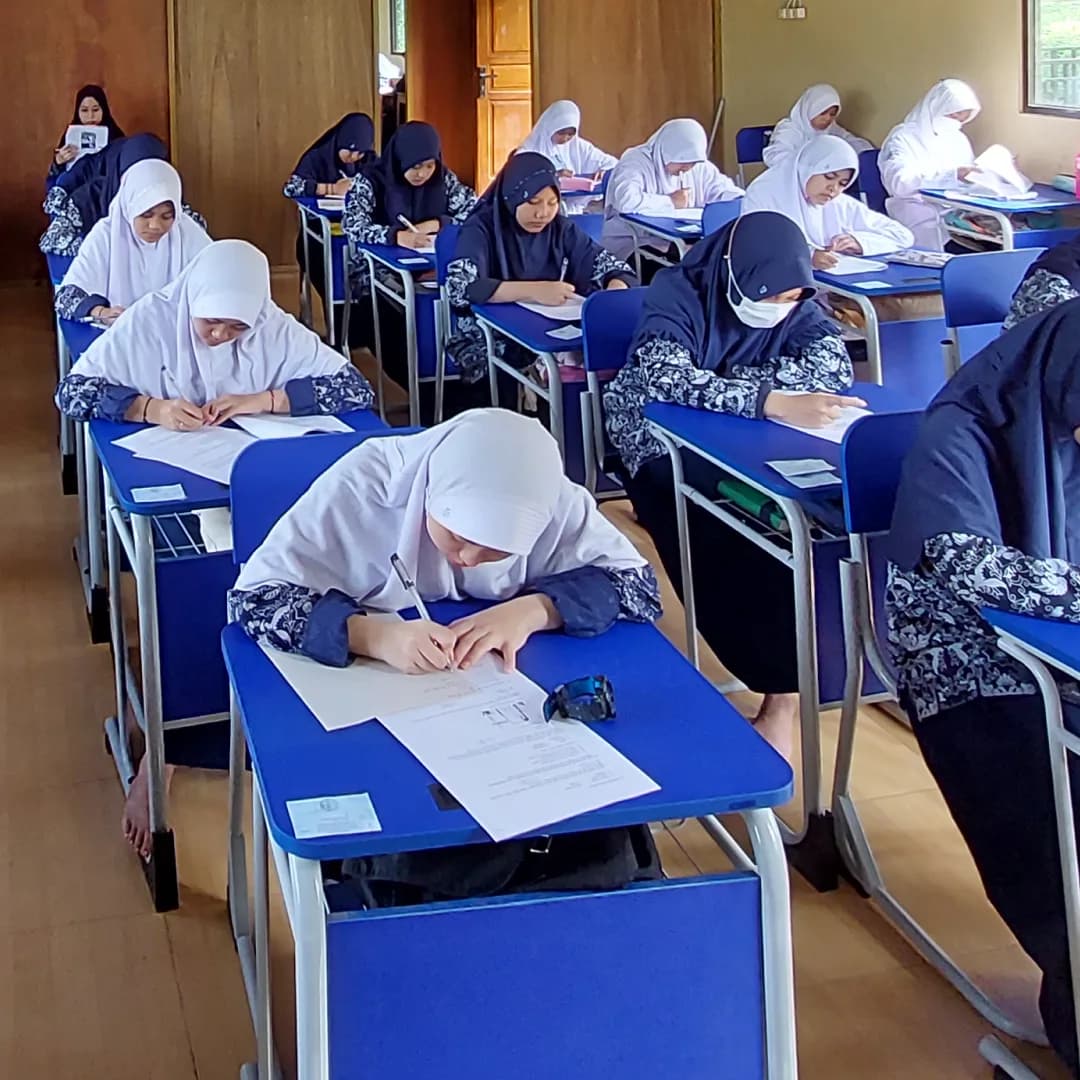 Santri putri sedang mengerjakan ujian