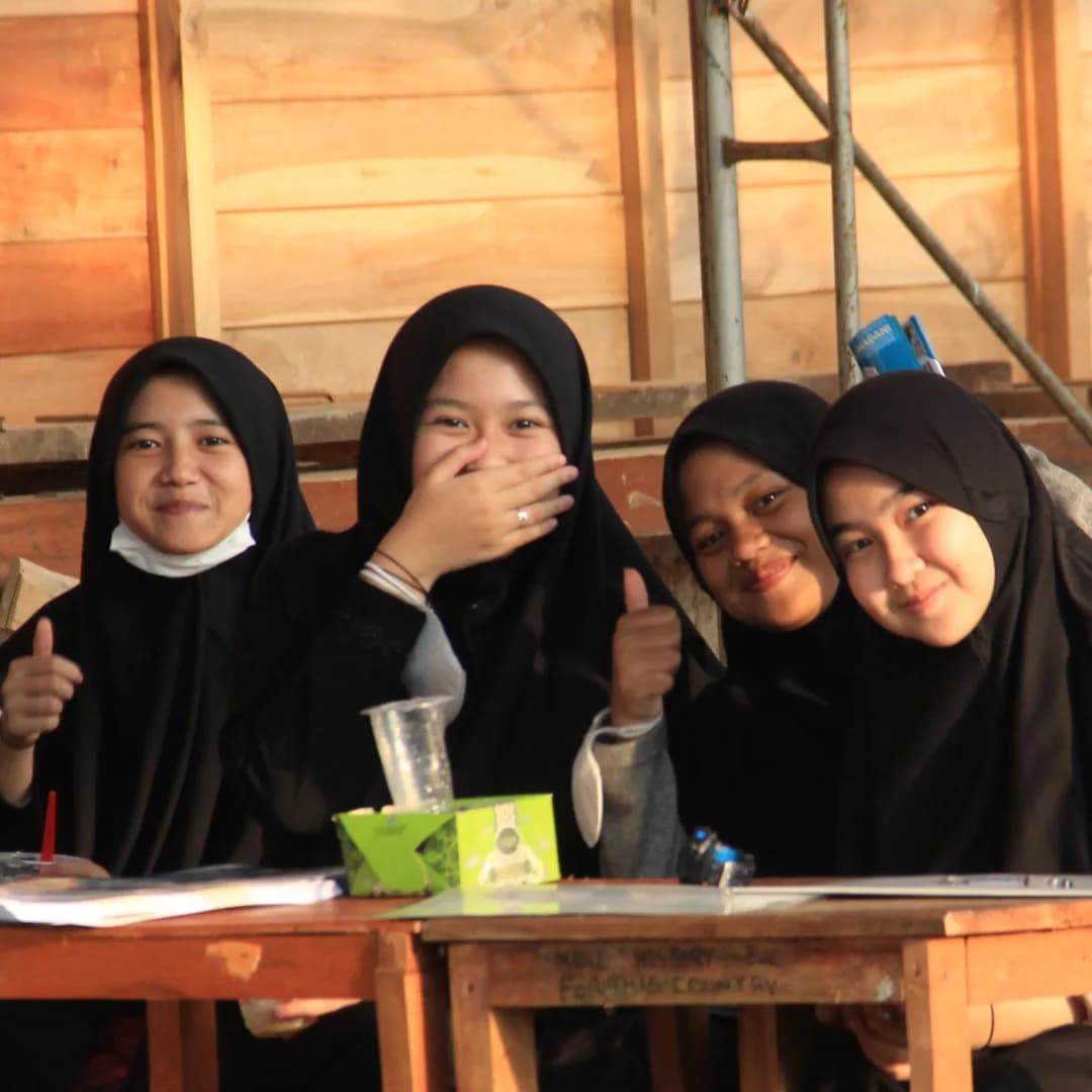 Santri putri di lingkungan pondok pesantren