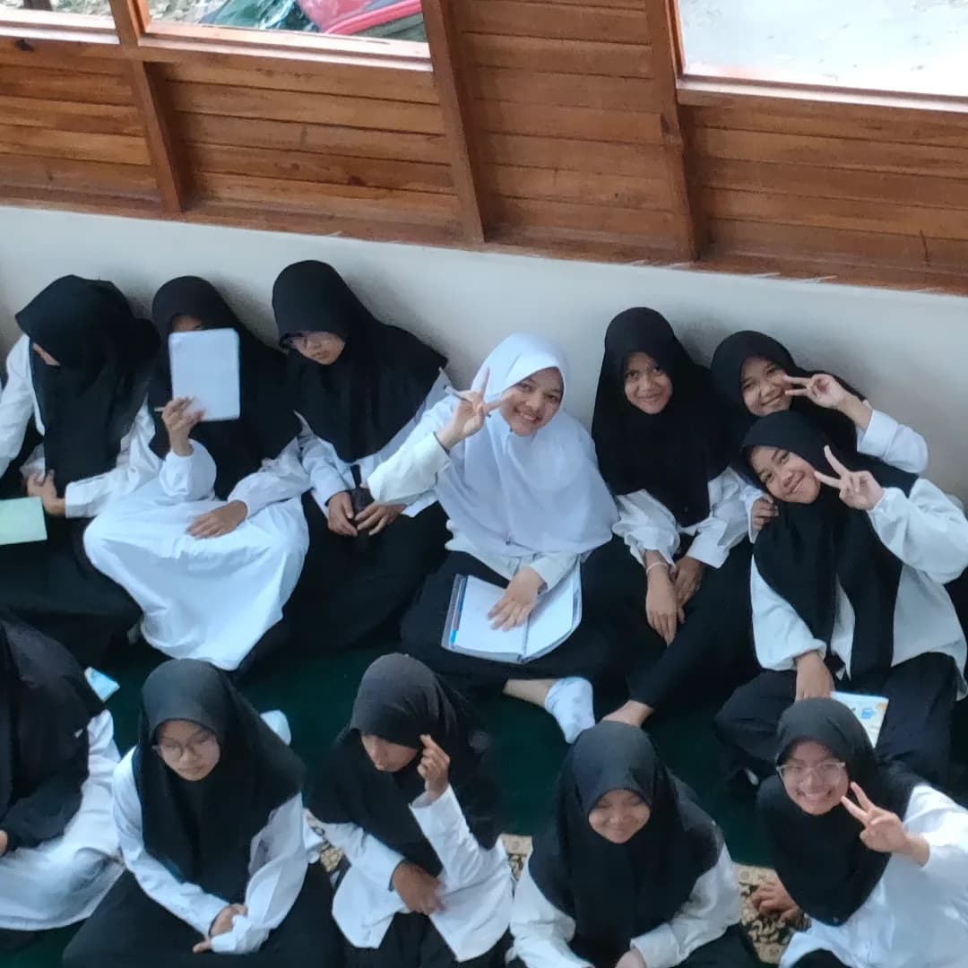 Kebersamaan santriwati di pondok pesantren