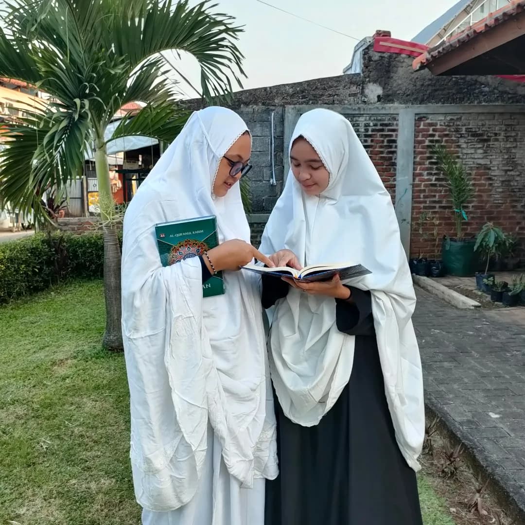 Santriwati Pondok Pesantren Al 'Ashr Al Madani