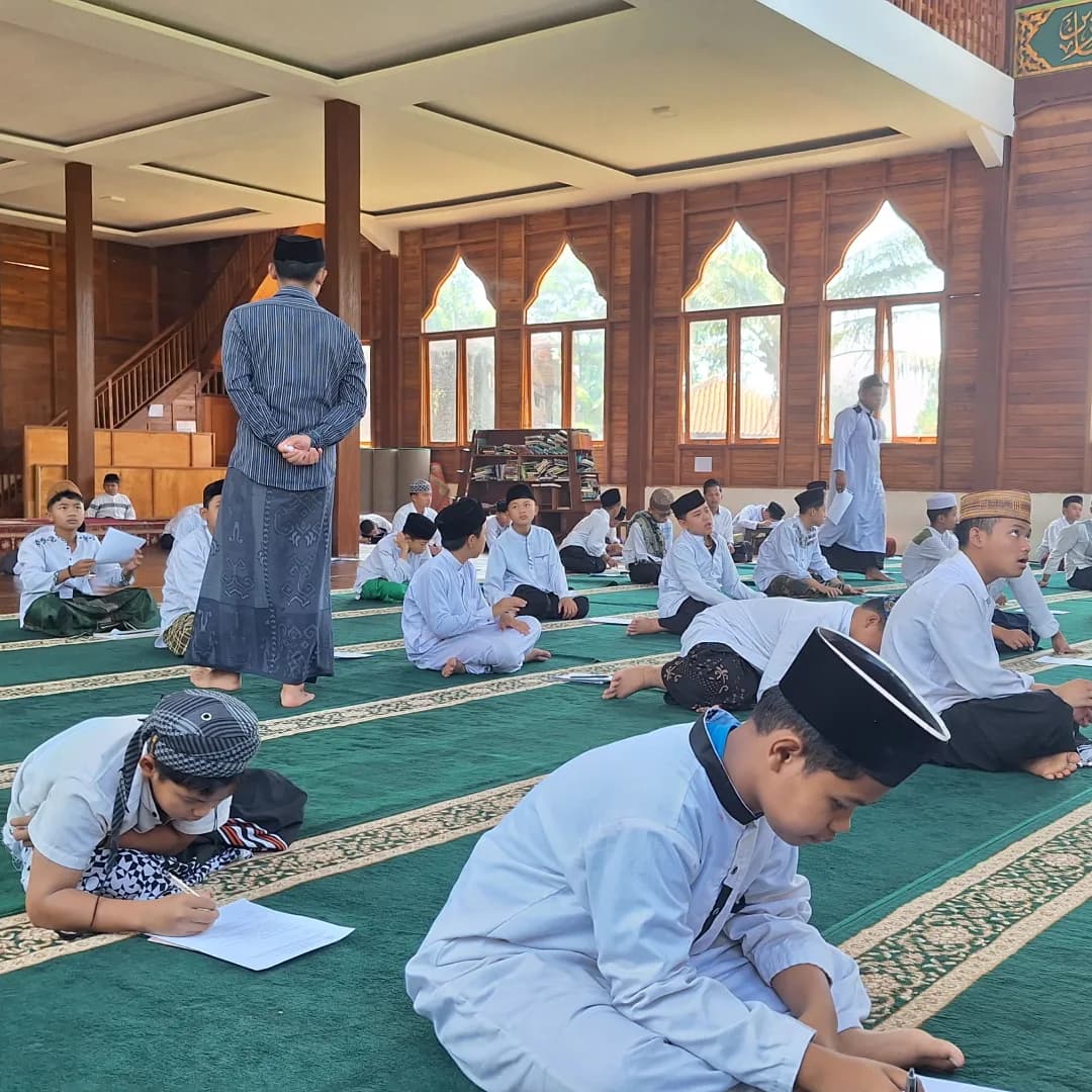 Santri mengikuti ujian pesantren