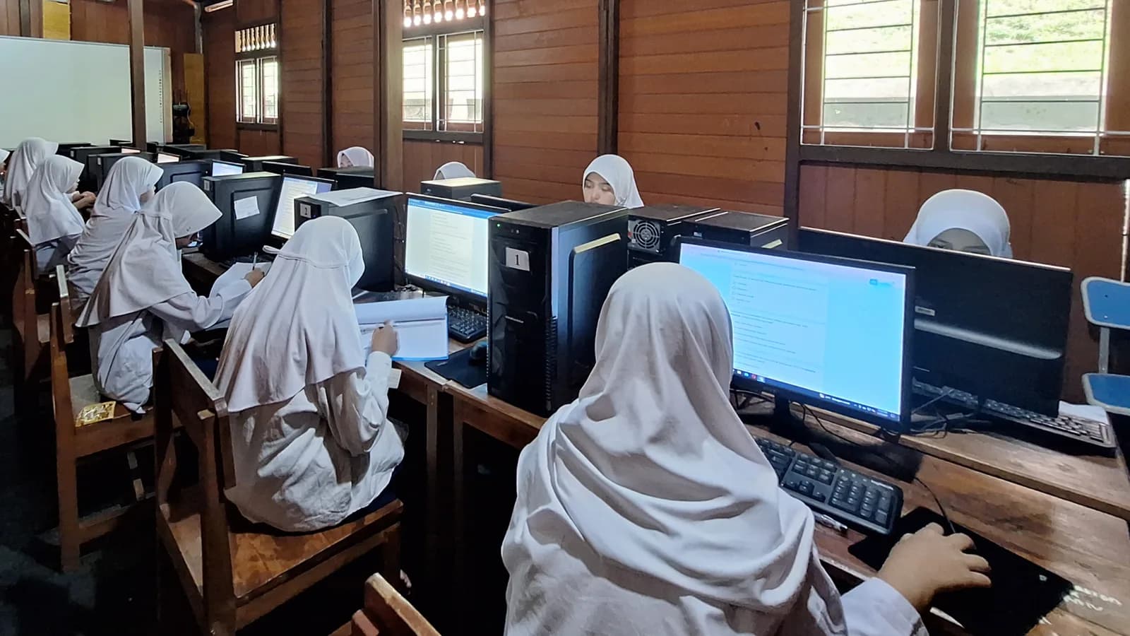 Laboratorium komputer untuk santri putri