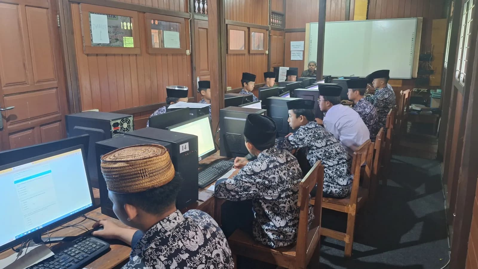 Laboratorium komputer SMP Plus