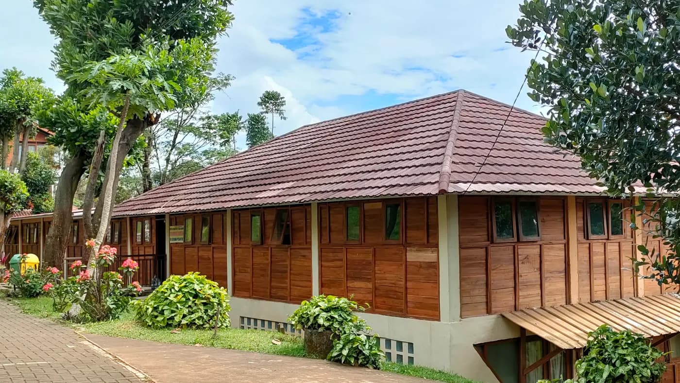 Area asrama santri putri dilihat dari halaman