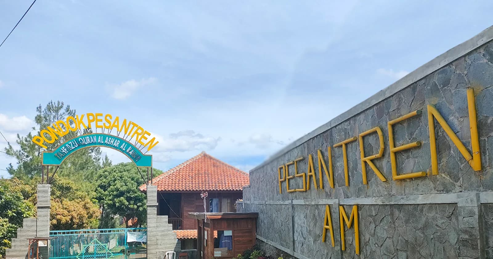 Gerbang utama Pondok Pesantren Tahfidzul Qur'an Al 'Ashr Al Madani