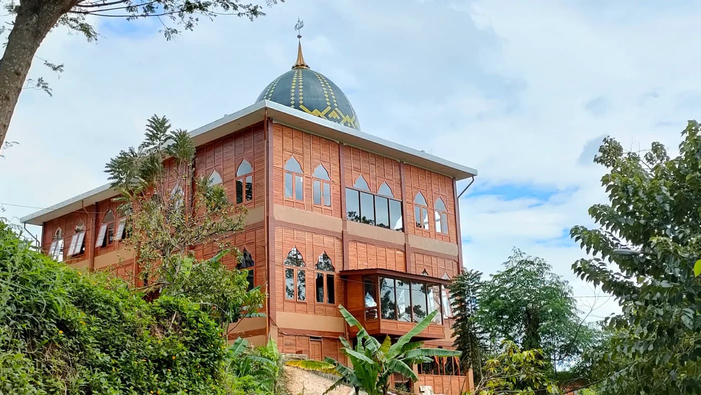 Bangunan Masjid 'Abdan Syakura di kompleks pondok pesantren