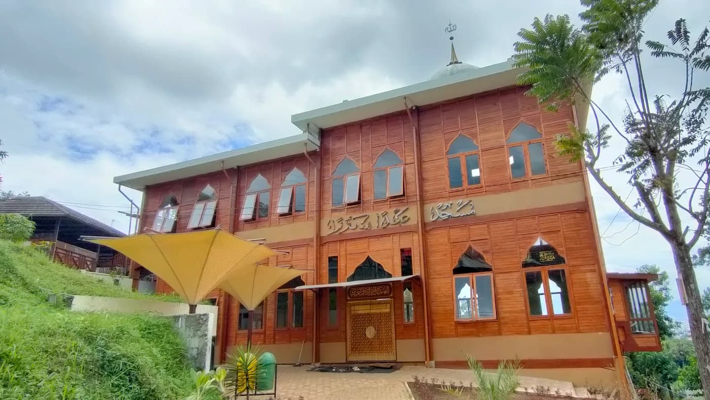 Sisi lain Masjid 'Abdan Syakura dengan kubah dan bangunan kayu