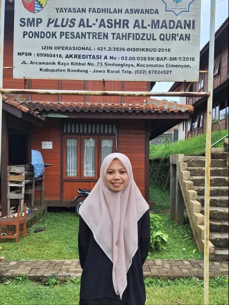 Potret Eka Nuraen, S.H., Guru Prakarya SMP Plus Al 'Ashr Al Madani