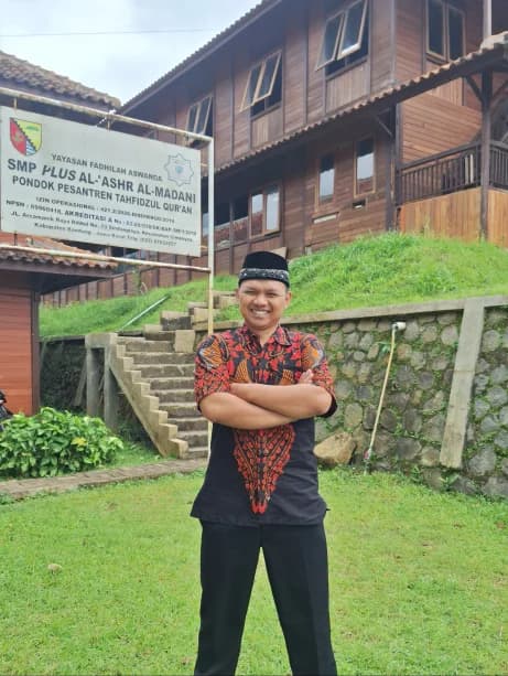 Potret Lala Suherman, S.Pd., Guru Bahasa Indonesia SMP Plus Al 'Ashr Al Madani