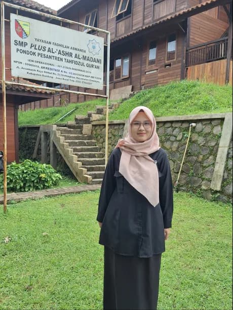 Potret Marsya Nur Azizah, S.Pd., Guru Bahasa Indonesia SMP Plus Al 'Ashr Al Madani