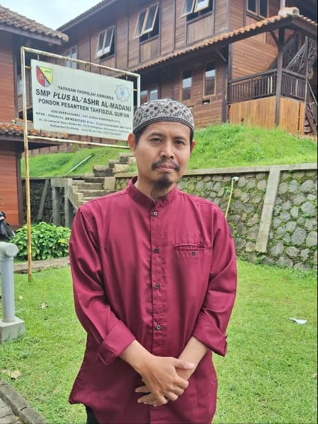 Potret Mirzan Adhibrata, S.Pd.I., Guru Bahasa Arab SMP Plus Al 'Ashr Al Madani