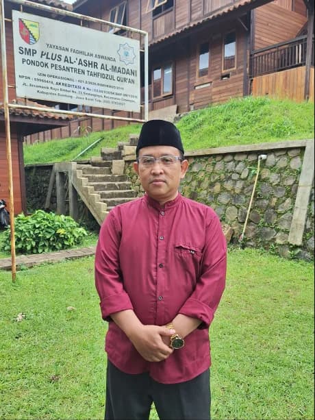 Potret Nana Wijaya, S.Ag., Operator Sekolah / Kepala TU SMP SMP Plus Al 'Ashr Al Madani