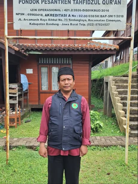 Potret Poniran, S.S., Guru IPA SMP Plus Al 'Ashr Al Madani