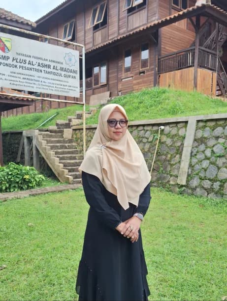 Potret Hj. Sri Mulyati, S.Pd., M.Pd., Kepala Sekolah / Guru SMP Plus Al 'Ashr Al Madani