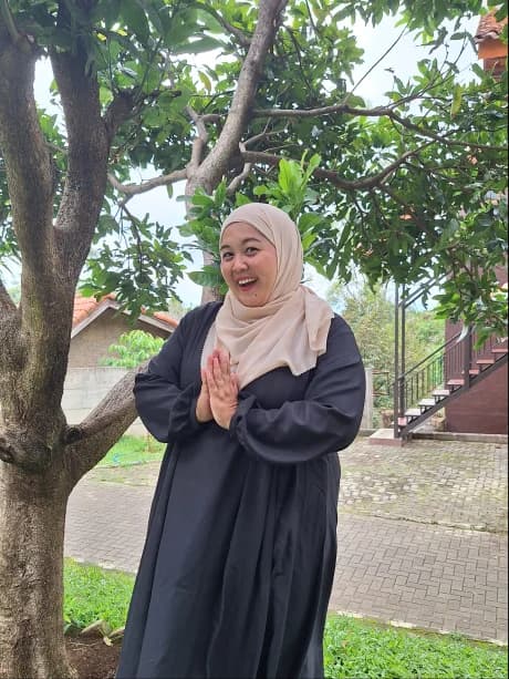 Potret Yuli Karyati, S.S., Guru Bahasa Sunda SMP Plus Al 'Ashr Al Madani